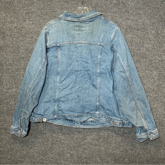 Torrid Plus Size 4 / 4X Jean Jacket Medium Wash Denim Stretch Trucker Blue - Picture 3 of 12